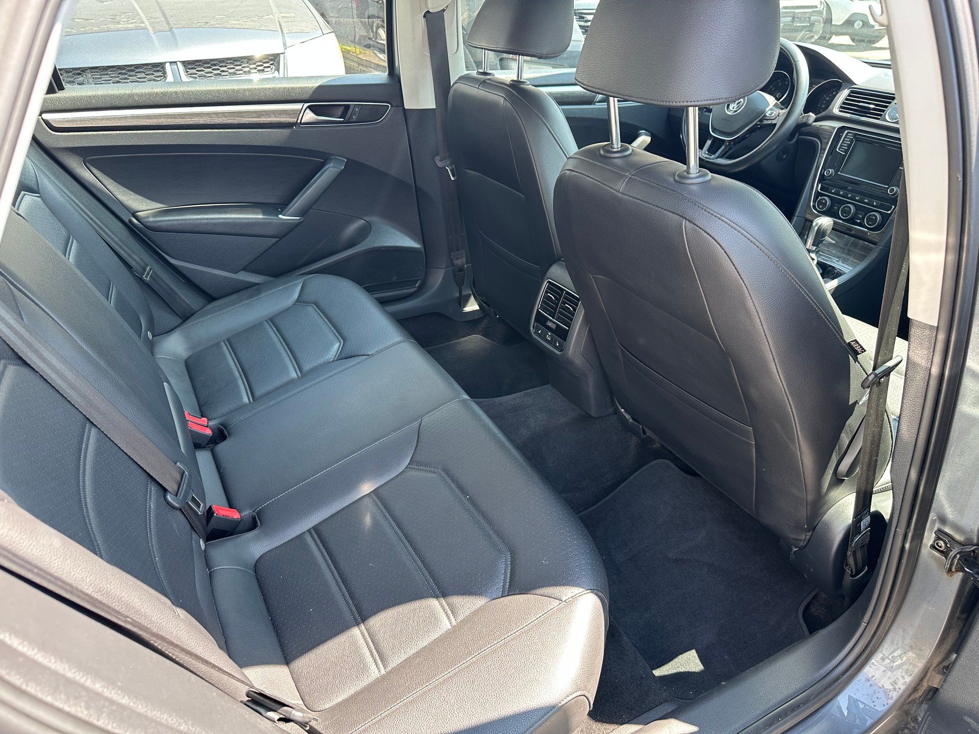 Volkswagen Passat 2017 - Image 13