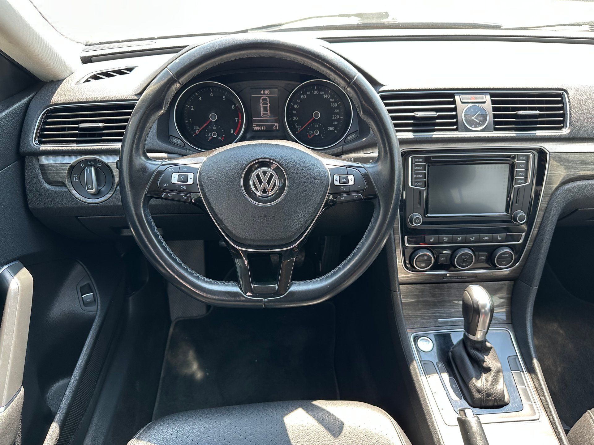 Volkswagen Passat 2017 - Image 17