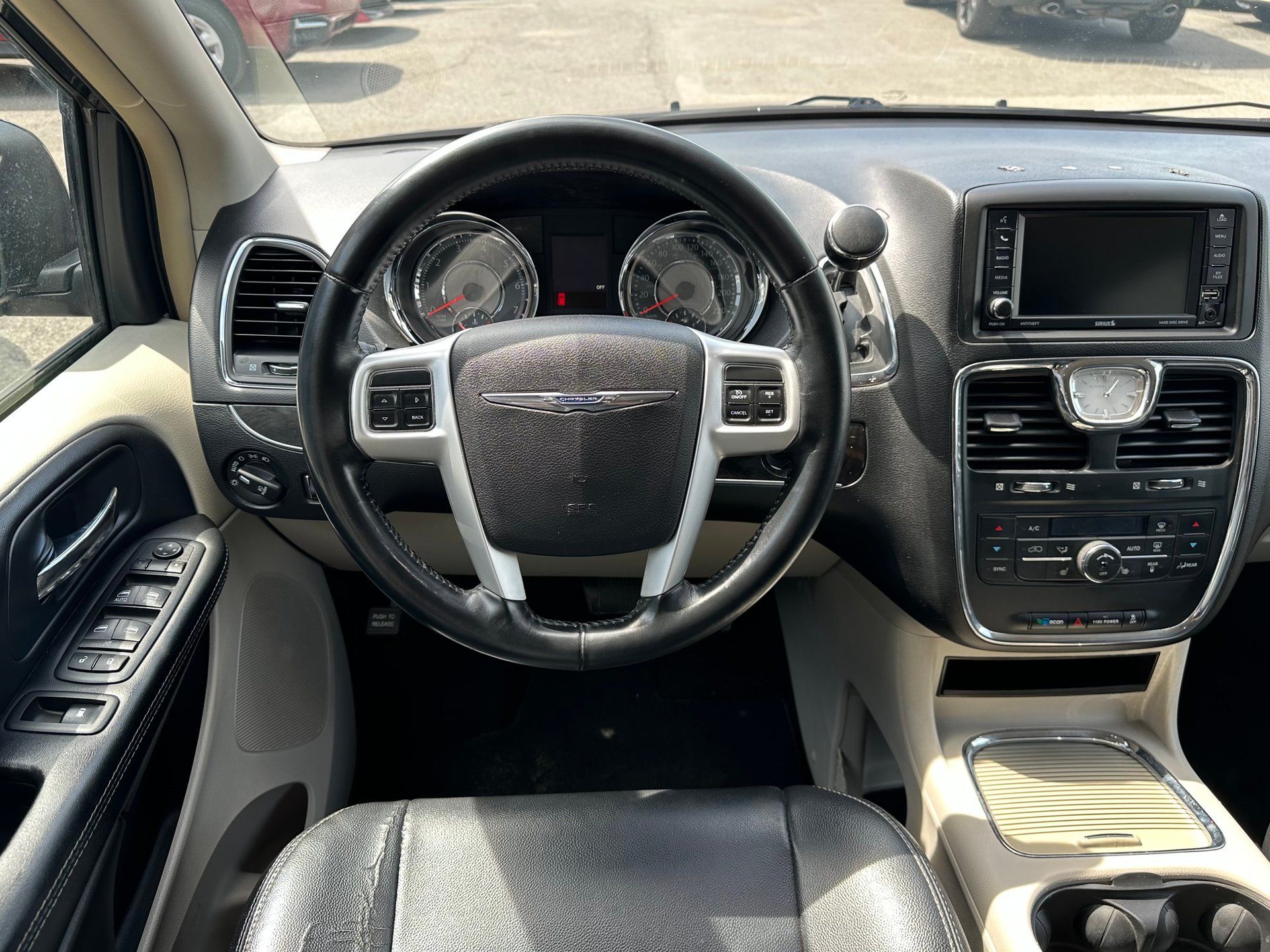 Chrysler Town & Country 2016 - Image 18